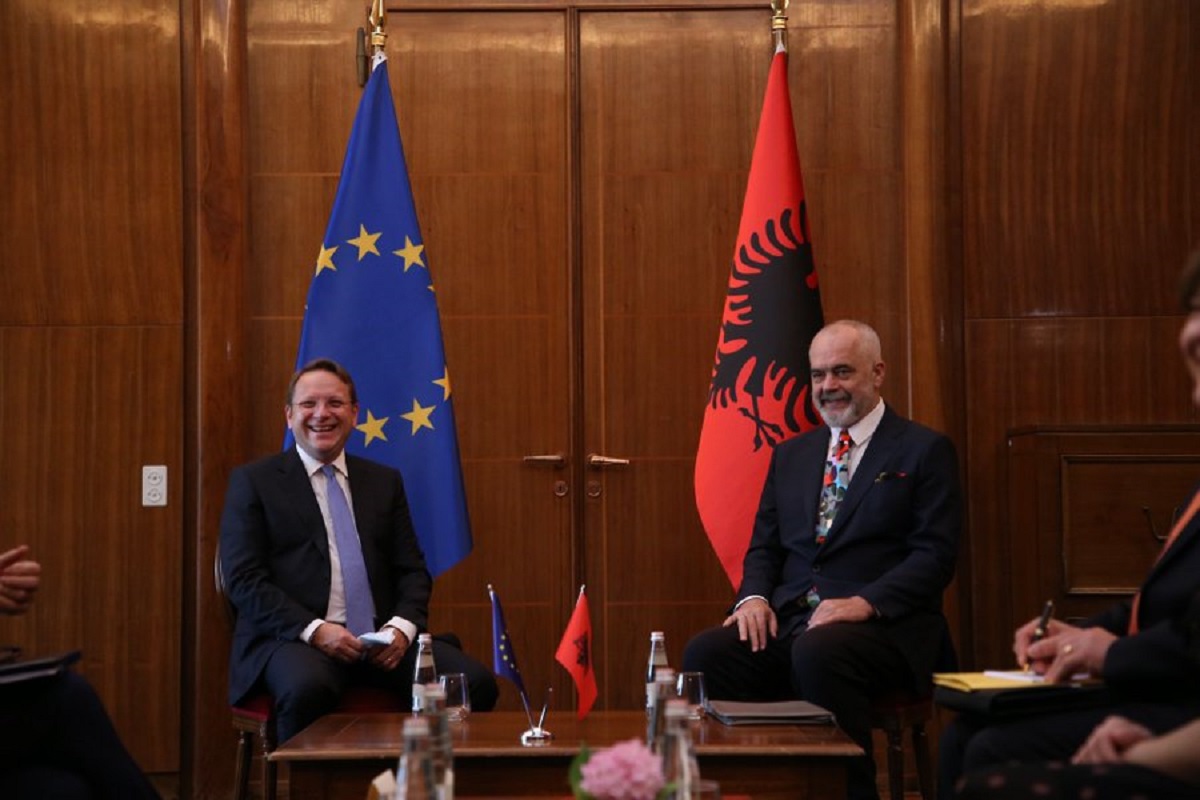 Takimi me Ramën, Varhelyi: Të shohim përpara për Procesin e Berlinit