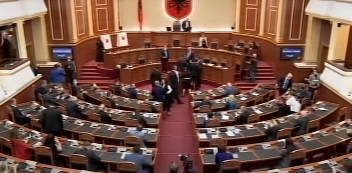 Kuvendi i Shqipërisë shkarkon Presidentin Ilir Meta