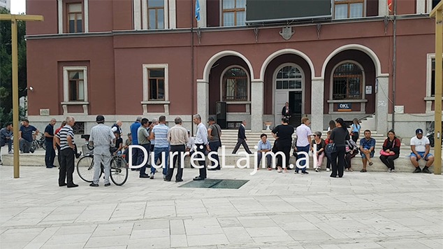 Tregtarët ambulantë protestë para Bashkisë Durrës: Të taksohemi e të na lejojnë të punojmë (VIDEO)