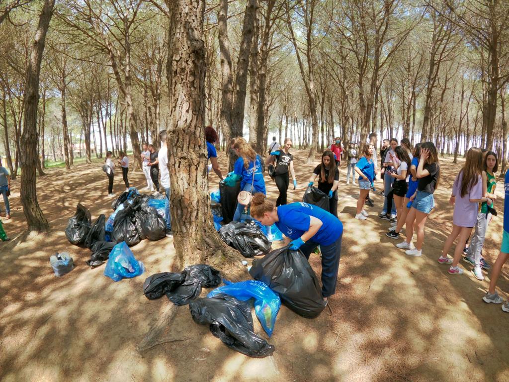 “River CleanUp Albania” dhe studentët e UAMD aksion pastrimi në Sektor Rinia