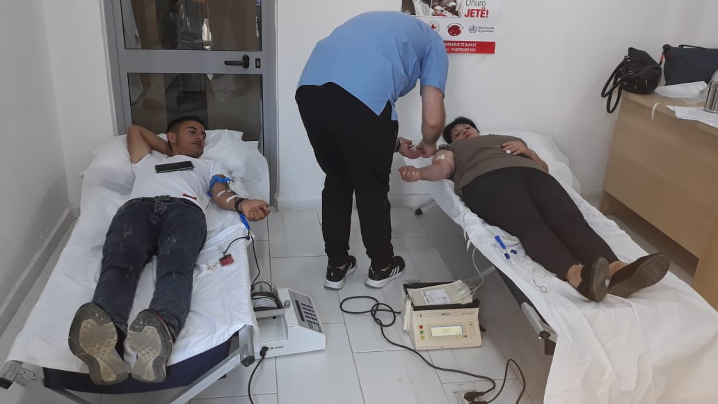 Stafi i UKD dhuron gjak për fëmijët me talasemi (VIDEO)