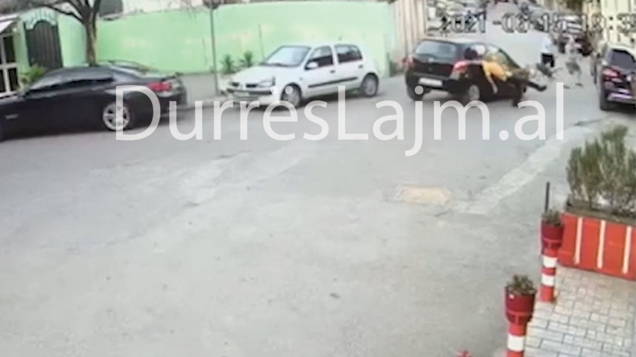 Makina përplas këmbësorët dhe largohet me shpejtësi, publikohet videoja e aksidentit në Durrës
