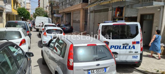 Durrës, shkëputet muratura nga pallati i dëmtuar nga tërmeti, dëmtohet makina e parkuar (VIDEO)