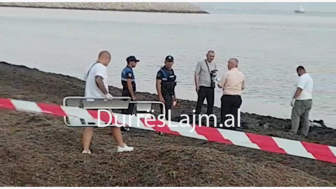 Momenti kur ambulanca transporton trupin e pajetë të të mbyturit në Vollga (VIDEO)