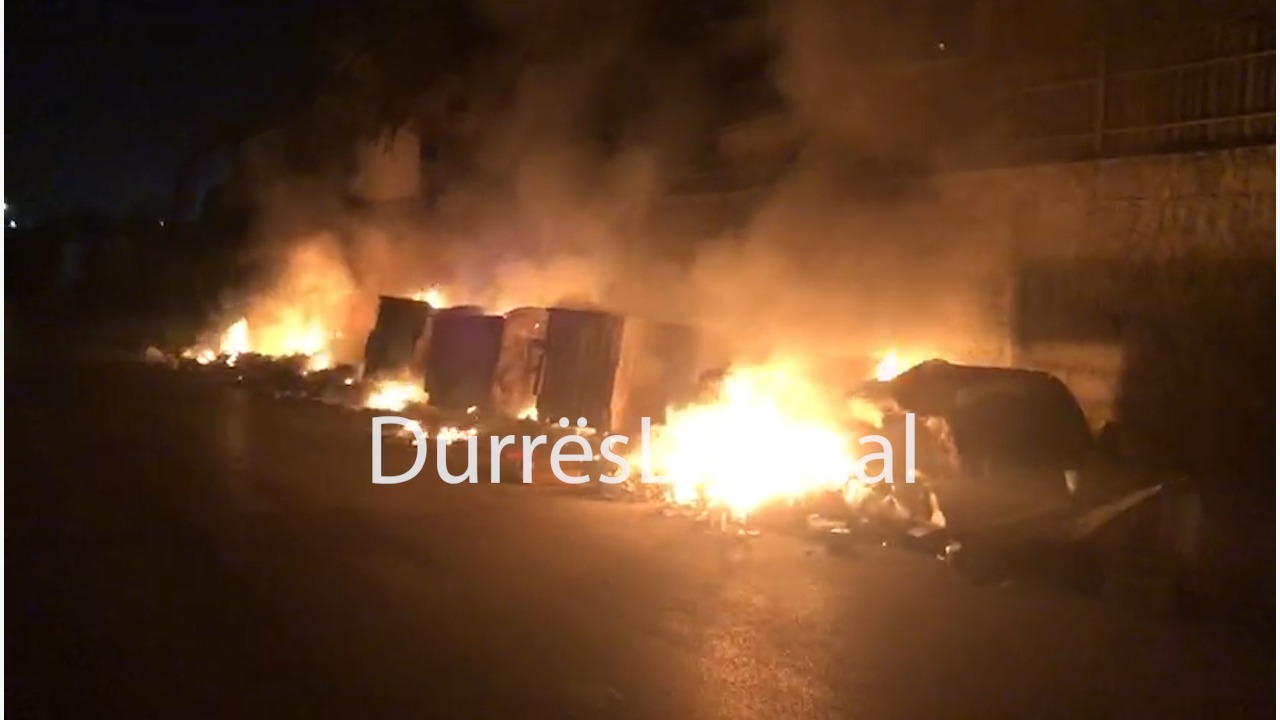 Përsëritet sërish situata, u vihet flaka kazanëve pranë murit rrethues të kishës katolike në Durrës (VIDEO)