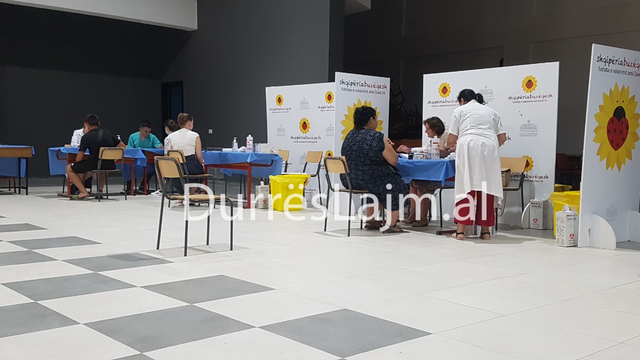 Dita e dytë e vaksinimit të hapur, të rinjtë në Durrës të interesuar për të marrë dozën antiCovid (VIDEO)