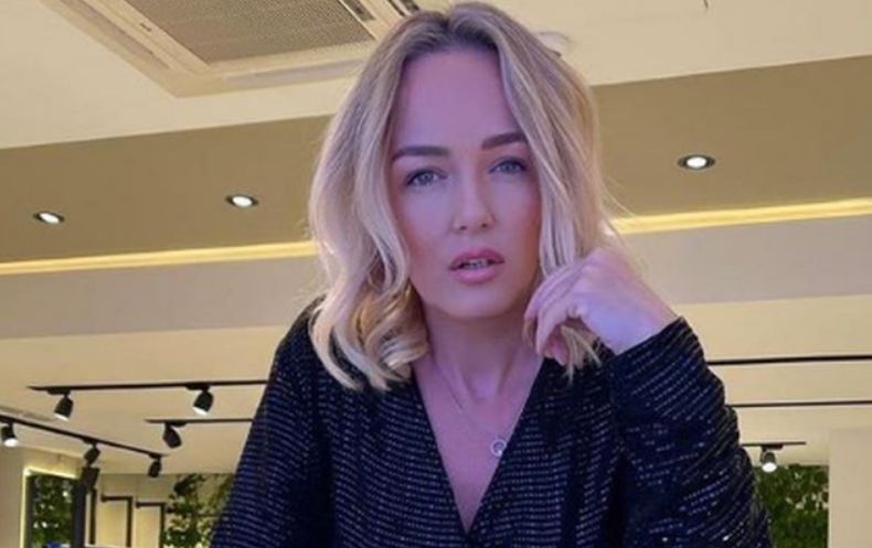 Habit deputetja shqiptare, poston imazhet duke u puthur me një vajzë (FOTO)