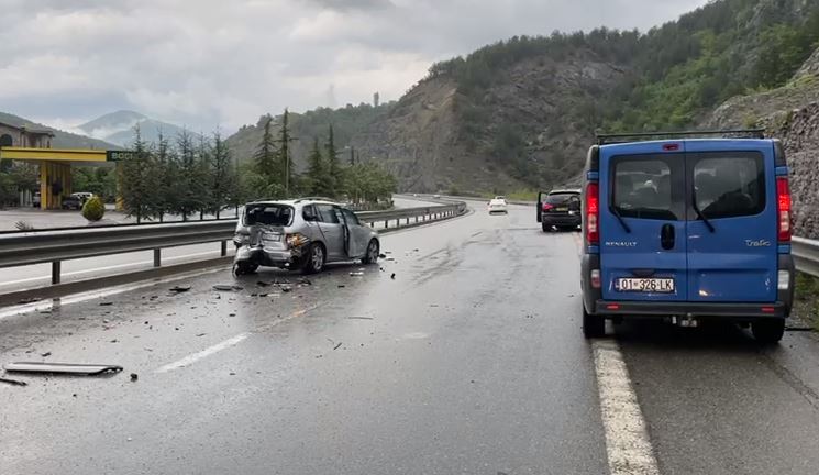 Aksident në “Rrugën e Kombit”, përplasen dy makina, raportohet për persona të plagosur