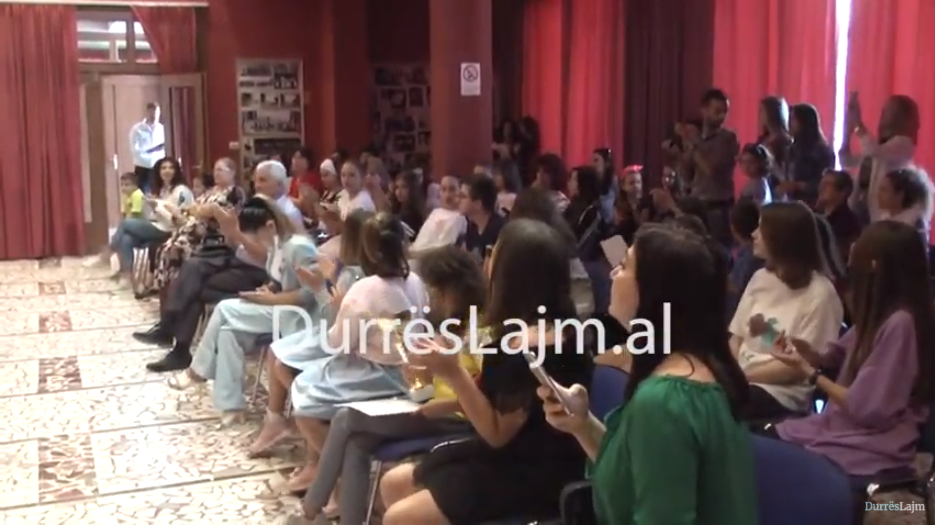 Durrës, shpallen fituesit e Festivalit të Ansambleve. Këngëtarët e vegjël ruajnë traditën popullore (VIDEO)