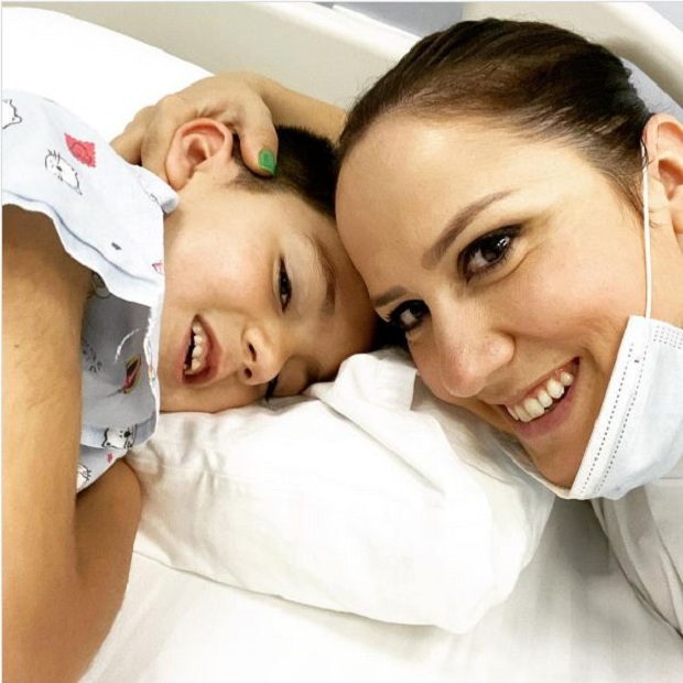 Me foton nga shtrati i spitalit me të birin, Arbana Osmani uron 1 Qershorin