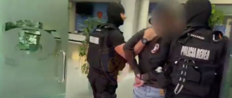 Të arrestuarit për vrasjen e vëllezërve në Durrës, momenti kur mbërrijnë në komisariat me duar të lidhura