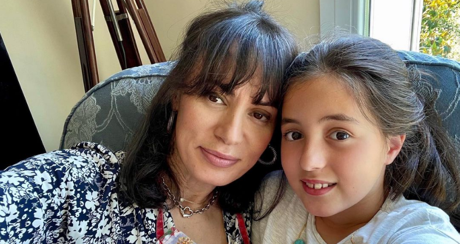 E bija e mëson Aurela Bashën si të bëjë “selfie”