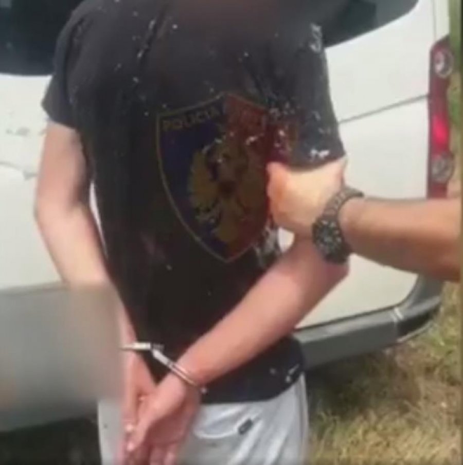 Furgoni me 19 refugjatë shkel gazin dhe tenton t’i ikë policisë