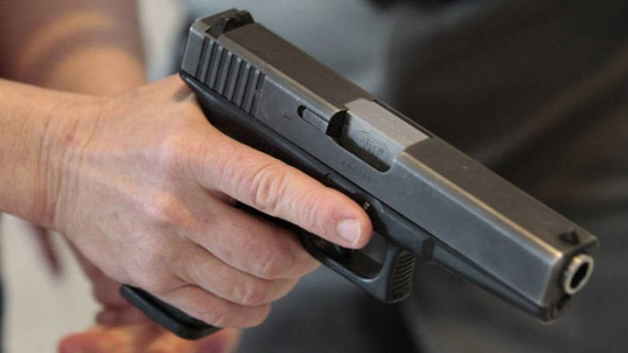 Vetëplagoset me armë zjarri 87-vjeçari, dërgohet në spital