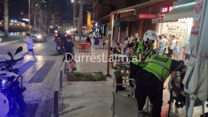 Automjeti lëvizte me shpejtësi në qendër të Durrësit, rrezikoi përplasjen me një të mitur (FOTO & VIDEO)