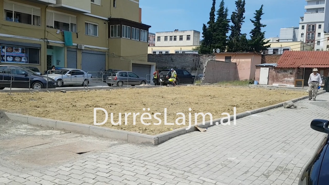 Durrës, hapësira ku ngrihej ish-pallati i Baronsit po transformohet në lulishte (VIDEO)