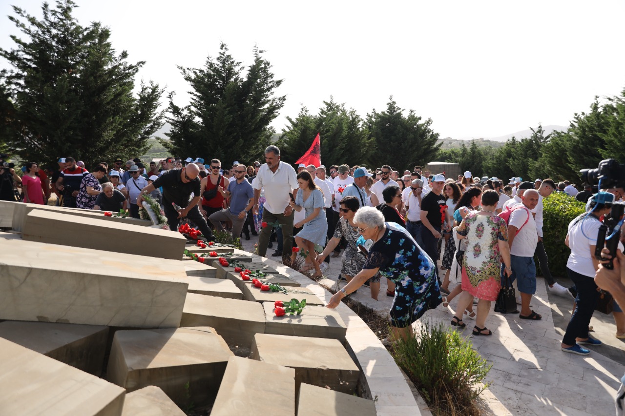 Homazhe në Varrezat Monumentale të Kllogjerit/ Idrizi: Duam fqinjësi të mirë me Greqinë dhe të kthehemi në Çamëri
