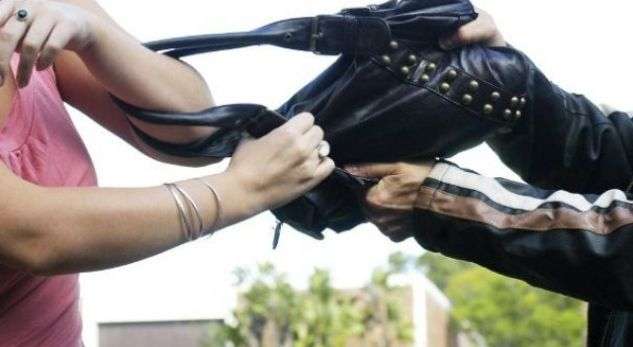 I vodhën gruas çantën e dorës, arrestohen dy të rinjtë