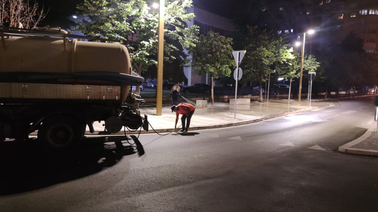 Lahen gjatë natës rrugët dhe trotuaret e Durrësit (FOTO)