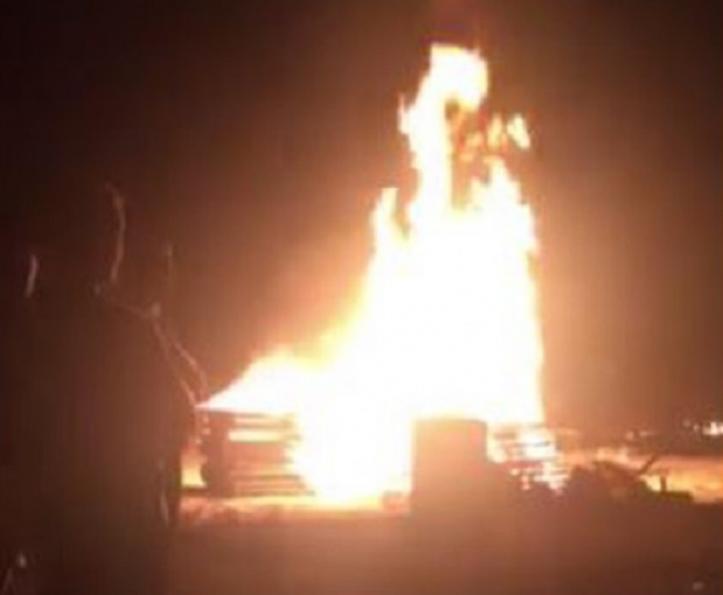 Digjen rreth 60 shezlongë gjatë natës në plazh