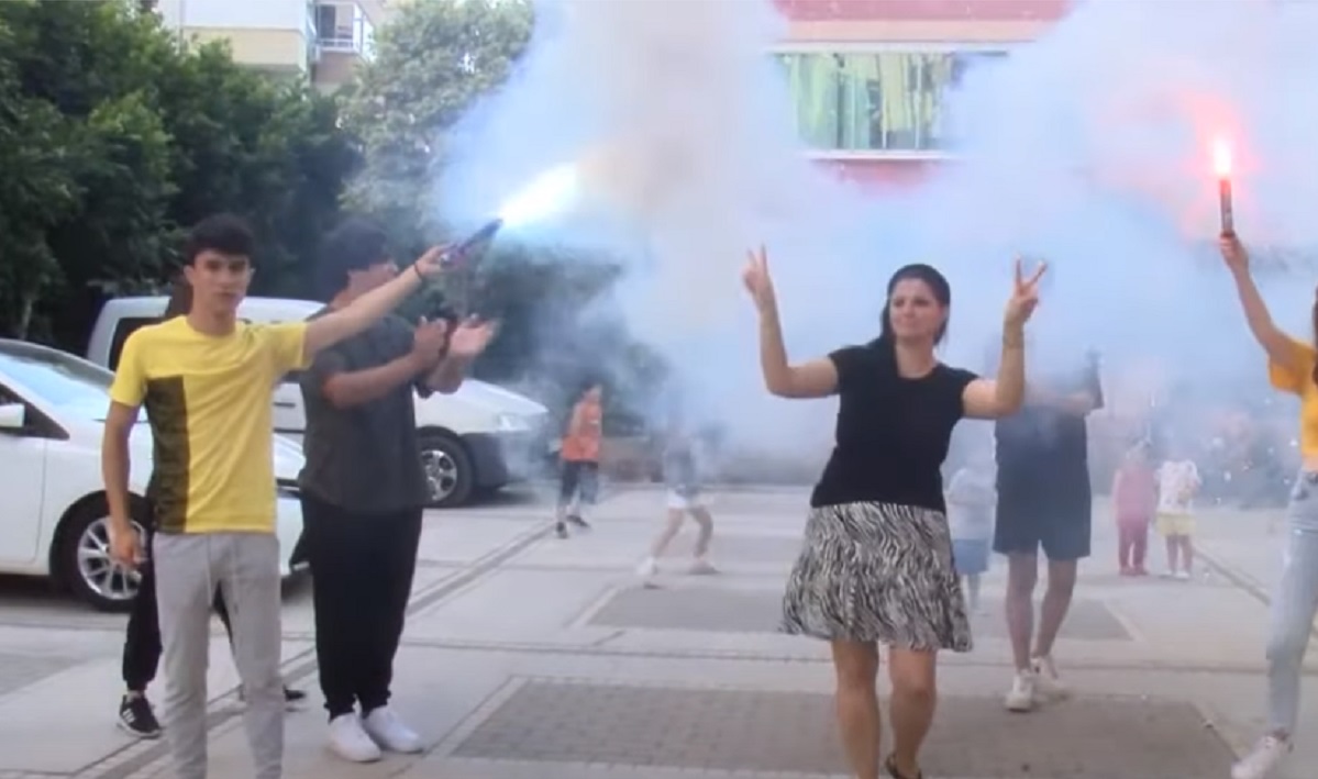 42-vjeçarja feston ndarjen nga bashkëshorti me fishekzjarre dhe daulle