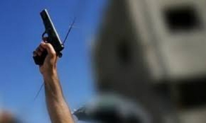 Qëllon me armë në ajër dhe kanos bashkëfshatarin, vihet në pranga 47-vjeçari