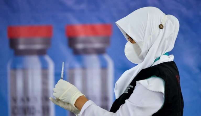 A mund të kombinohen dhe të merren dy doza të ndyshme vaksinash COVID-19?