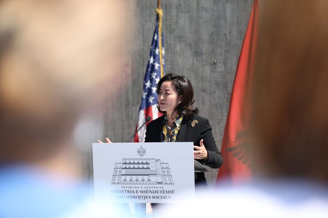 SHBA dhuron 1 mln $ pajisje mjekësore, ambasadorja Kim: Shqipëria ndonjëherë nënvlerësohet nga pjesa më e madhe e botës