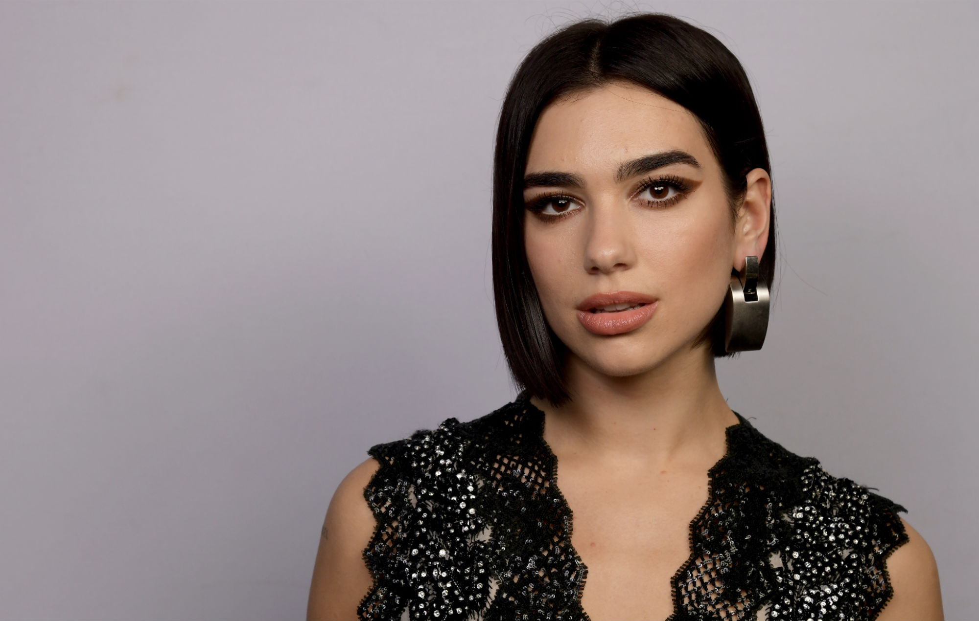Dua Lipa nuk do të mbajë koncert në Evropë
