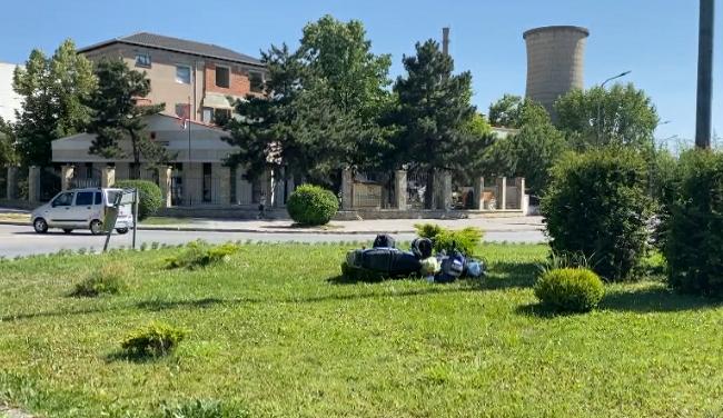 Drejtuesi i motorit humb kontrollin dhe përfundon në lulishte, dërgohet me urgjencë në spital