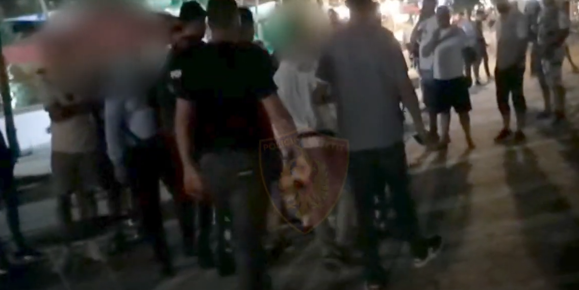 EMRAT/ Kush janë të rinjtë që mashtronin turistët në Durrës me lojërat me letra