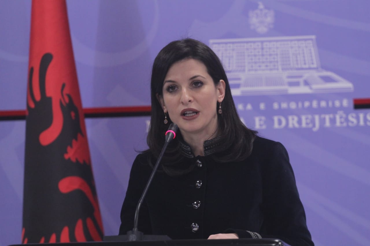 Fishek në dritaren e zyrës së prokurorit, ministrja e Drejtësisë: Rast fatkeq