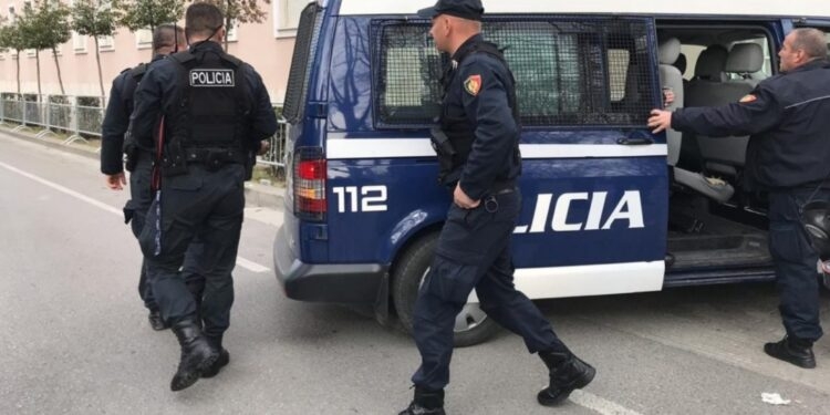 U kapën me lëndë narkotike, arrestohen 5 persona, në pranga dhe 4 shoferë