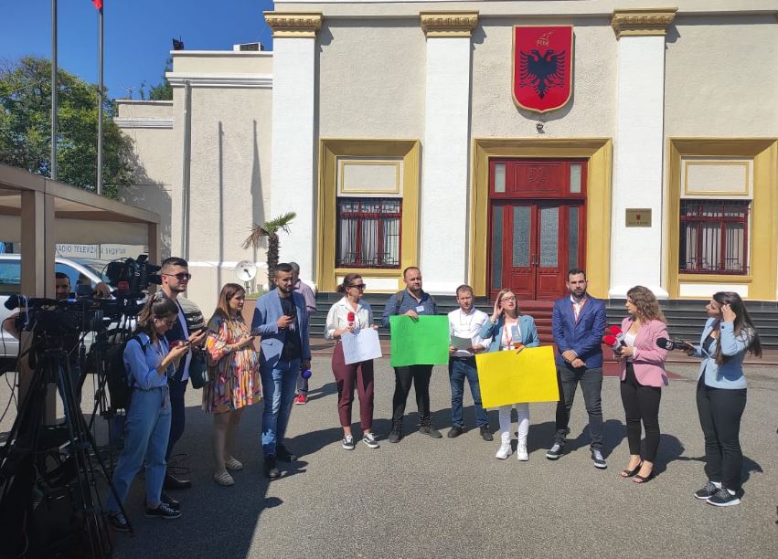 “Pse kanë frikë deputetët?”, gazetarët në protestë: Tërhiquni nga vendimi që na përjashton nga komisionet