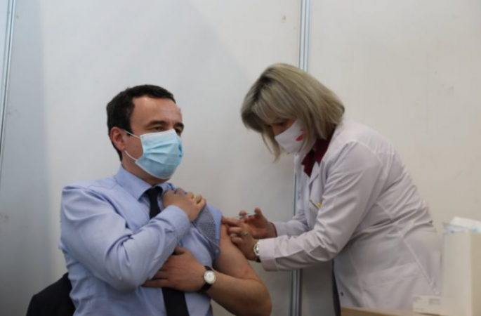 Albin Kurti merr dozën e dytë të AstraZeneca