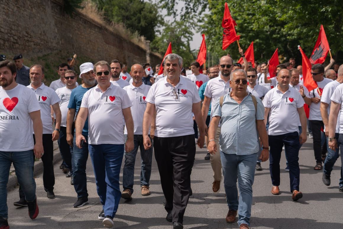 “Java Çame”, të rinjtë e Maqedonisë i dërgojnë letër ambasadës greke: Shqiptarët të rikthehen për të vizituar shtëpitë dhe varret e të parëve