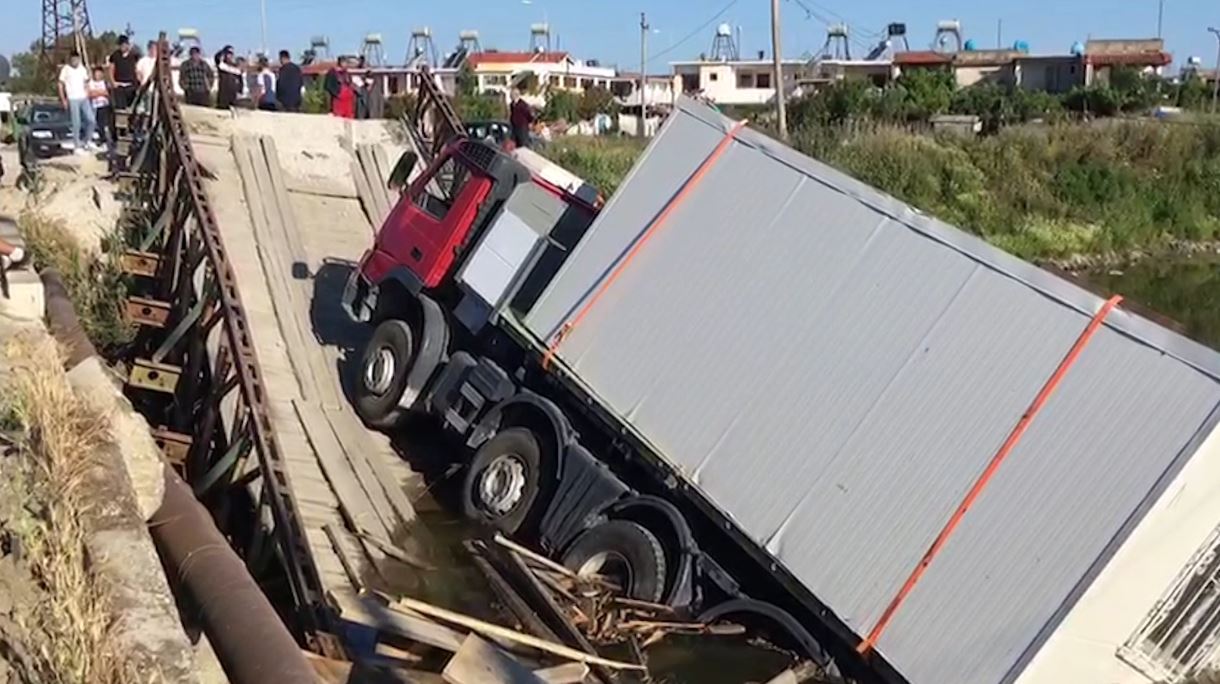 Shembi urën teksa po kalonte me kamion, arrestohet shoferi