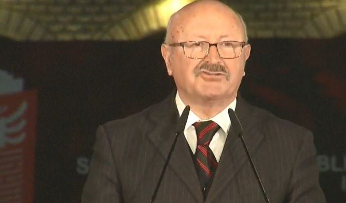 Bujar Kapexhiu në Presidencë: Në një sallë të mbyllur thuren intriga, këtu këndohet dhe hidhet valle