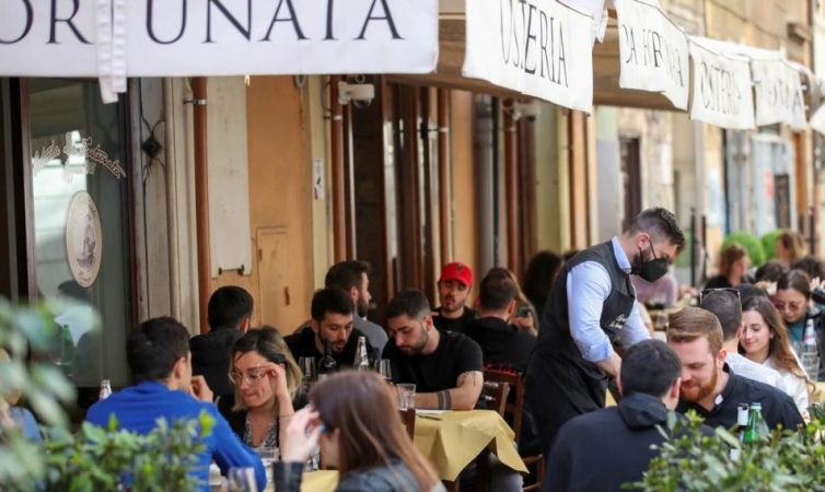 Qeveria italiane heq detyrimin për maskat nga 28 qershori