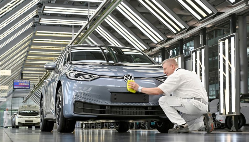 Volkswagen do të ndalojë shitjet e makinave me djegie të brendshme në Evropë në 2035-n