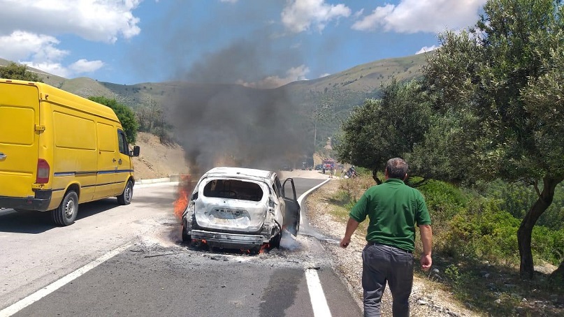 Merr flakë në ecje, shkrumbohet makina