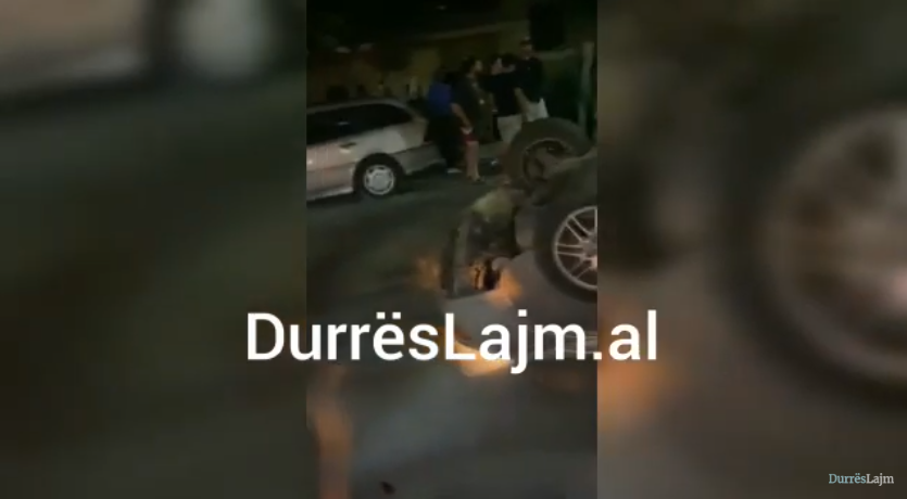 Përmbyset makina në qendër të Durrësit (VIDEO)