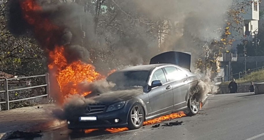 Merr flakë “Benz”-i, shpëton mrekullisht shoferi