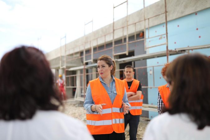 Manastirliu inspekton qendrën shëndetësore të Ishmit: Hapim 29 qendrat verore