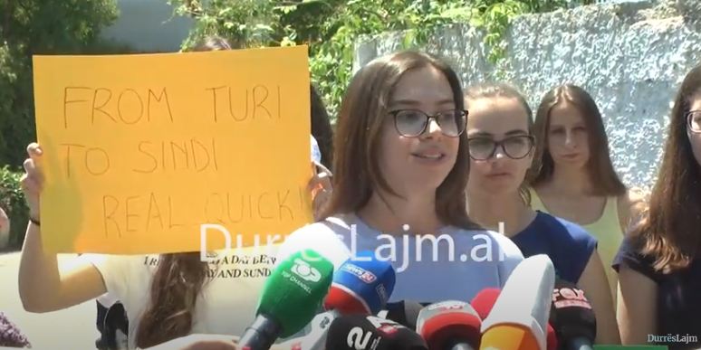 “Nga Turi te Sindi”, maturantët në Durrës protestë para Drejtorisë Arsimore: Kërkojmë drejtësi! (VIDEO)