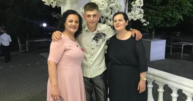 Mësuesja e Musaenit përlot rrjetin me elegjinë për të riun: E veshi e ëma dhëndër për këtë ditë