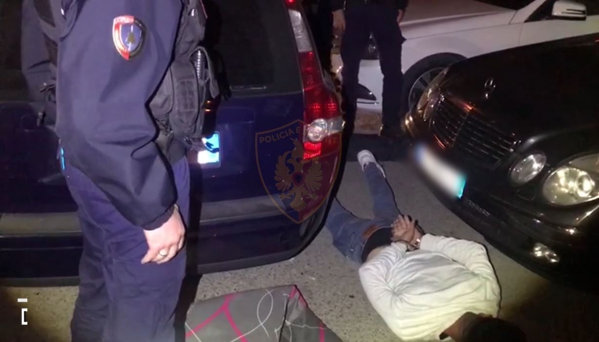 Të shtrirë në tokë e me duart pas, momenti i arrestimit të tre personave në Durrës