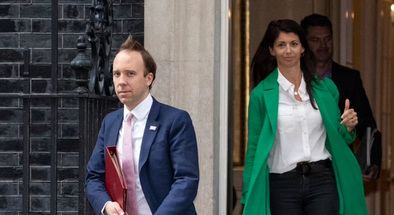 Ministri i Shëndetësisë kapet mat duke puthur ndihmësen e tij