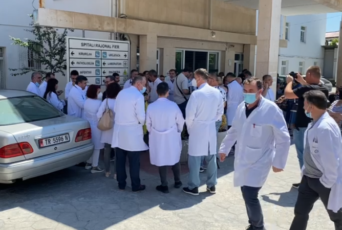 U dhunua në spital, mjekët protestojnë sërish ndaj të riut: S’po na lë të punojmë, na ka kërcënuar