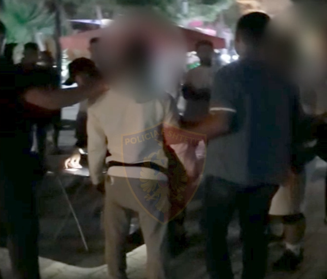 Iu merrnin para turistëve në Durrës përmes lojërave me letra, prangosen tre të rinjtë